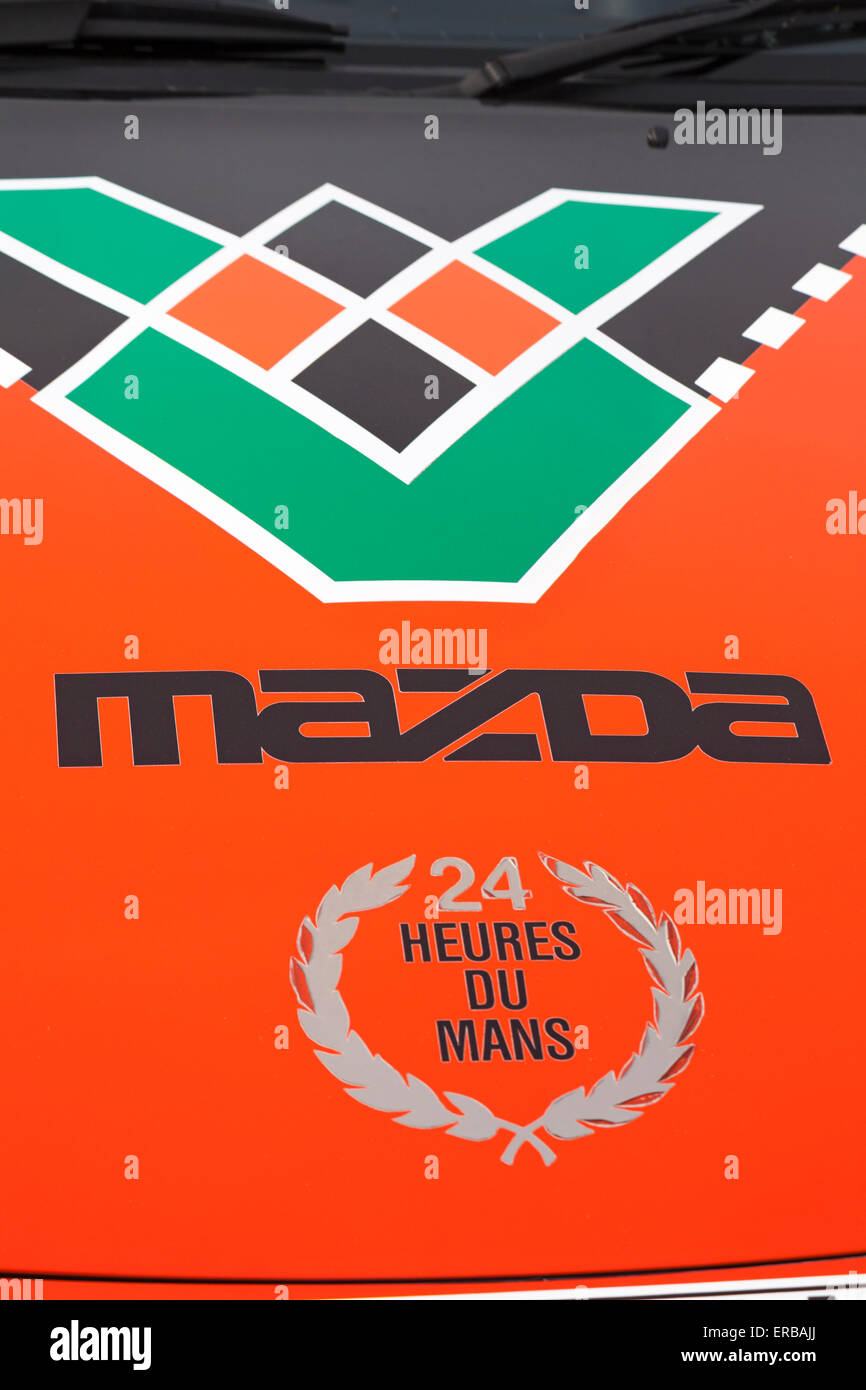 Logo de badge Mazda 24 heures du Mans sur une voiture Mazda MX-5 colorée vert orange et noire - gros plan Banque D'Images