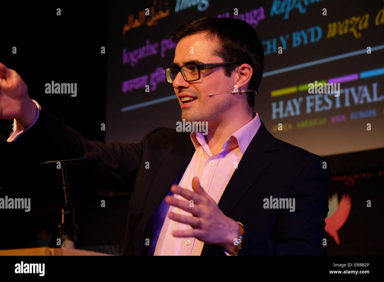 Hay Festival, Hay on Wye, Powys, Wales - Mai 2015 - Directeur des études sur la sécurité internationale à l'RUSI et auteur Raffaello Pantucci sur scène parle de son dernier livre, nous aimons la mort comme vous aimez la vie de banlieue de la Grande-Bretagne les terroristes. Banque D'Images