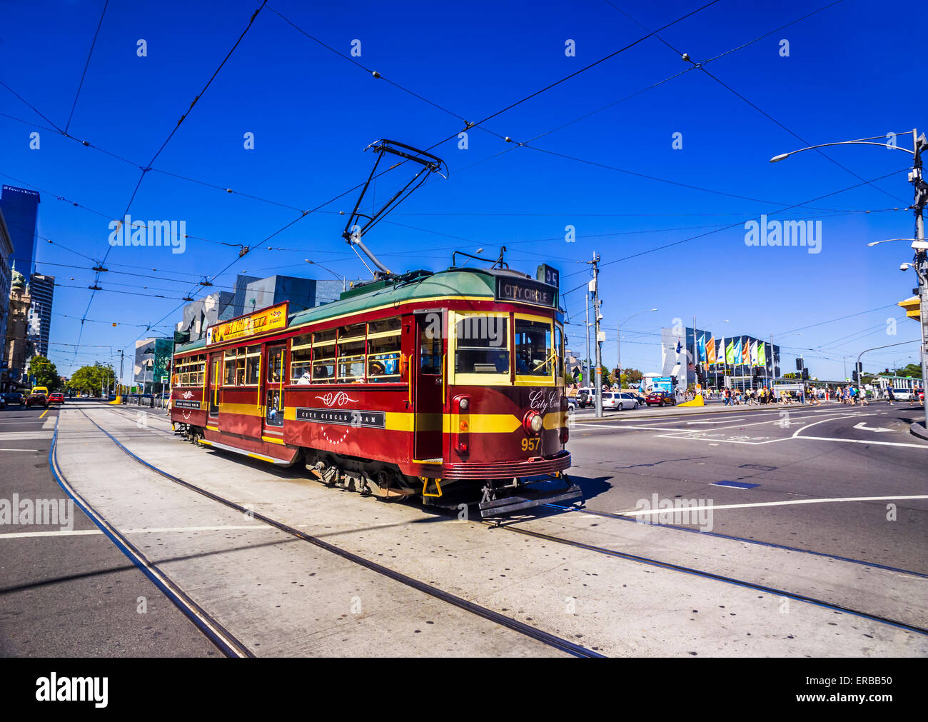 Vert et marron, tramway traditionnel Melbourne Flinders Street, Melbourne, Australie Banque D'Images
