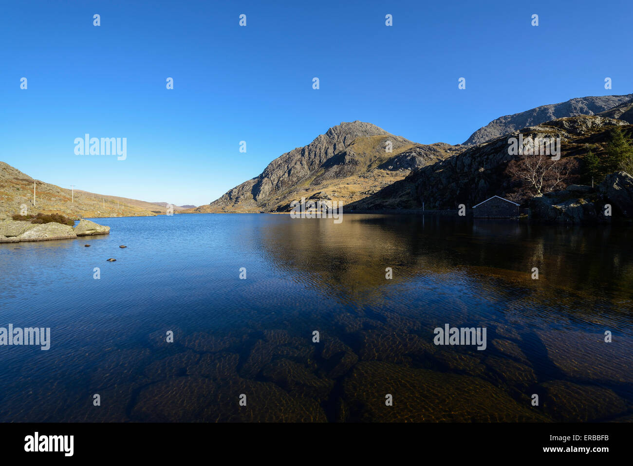 Tryfan avec Llyn Ogwen au premier plan. Banque D'Images
