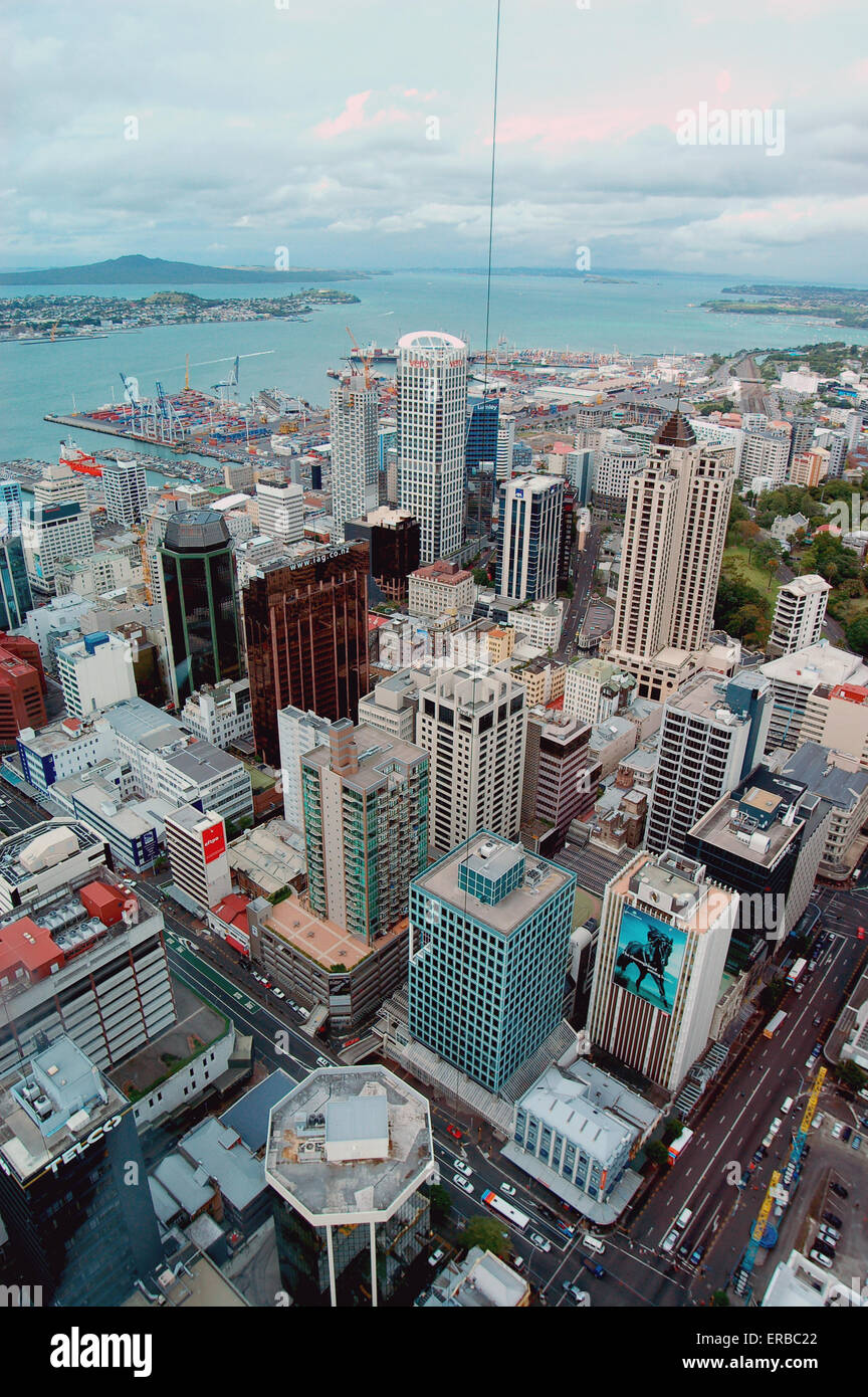 Auckland Sky Tower City & harbour panorama aérien en Nouvelle-Zélande. Banque D'Images