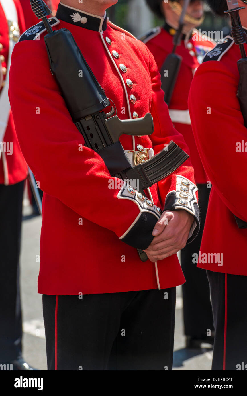 Soldats britanniques portant des uniformes de cérémonie alignés sur le défilé tenant un fusil Banque D'Images