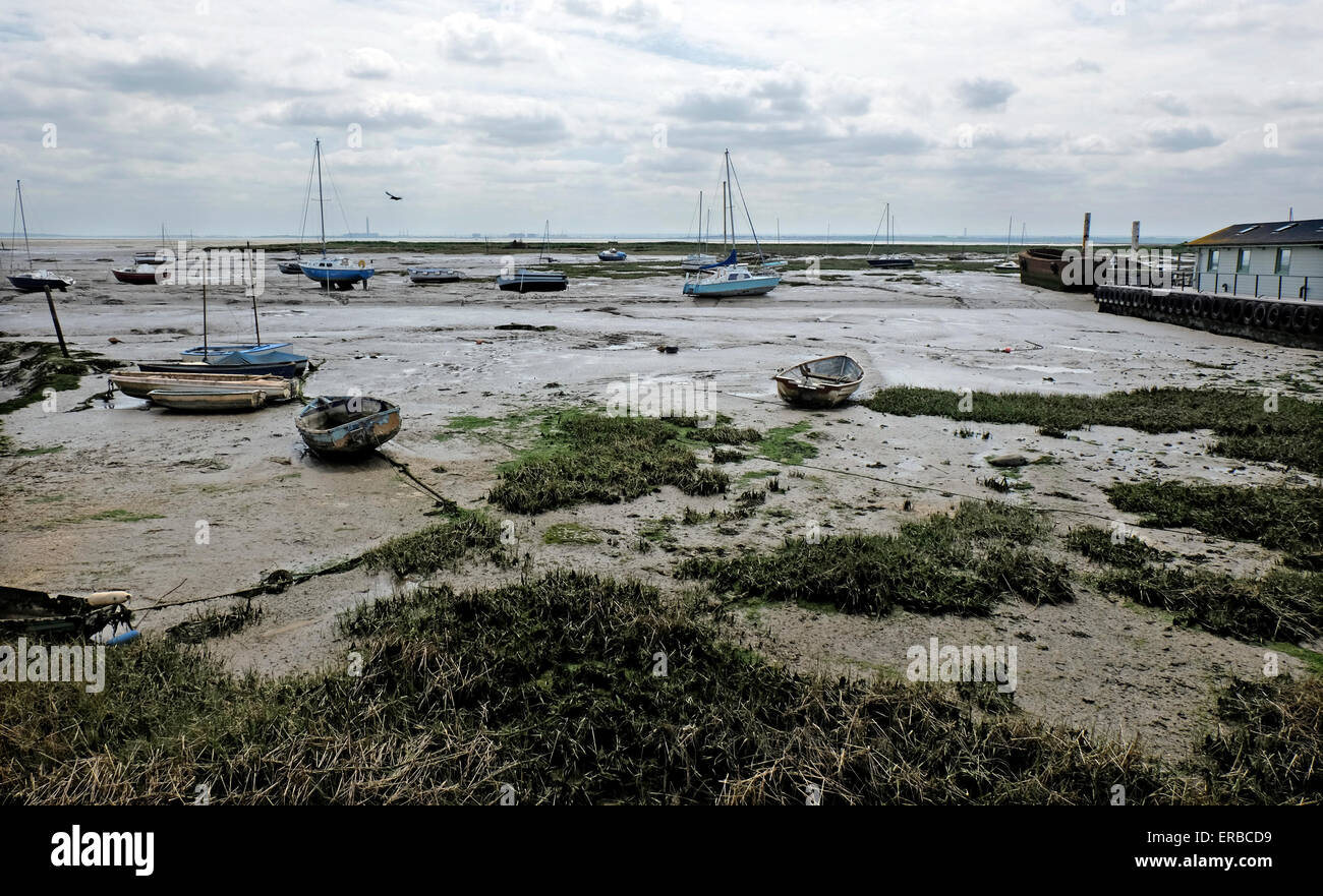 Voiliers avec la marée sur l'estuaire Leigh on Sea Essex UK Banque D'Images