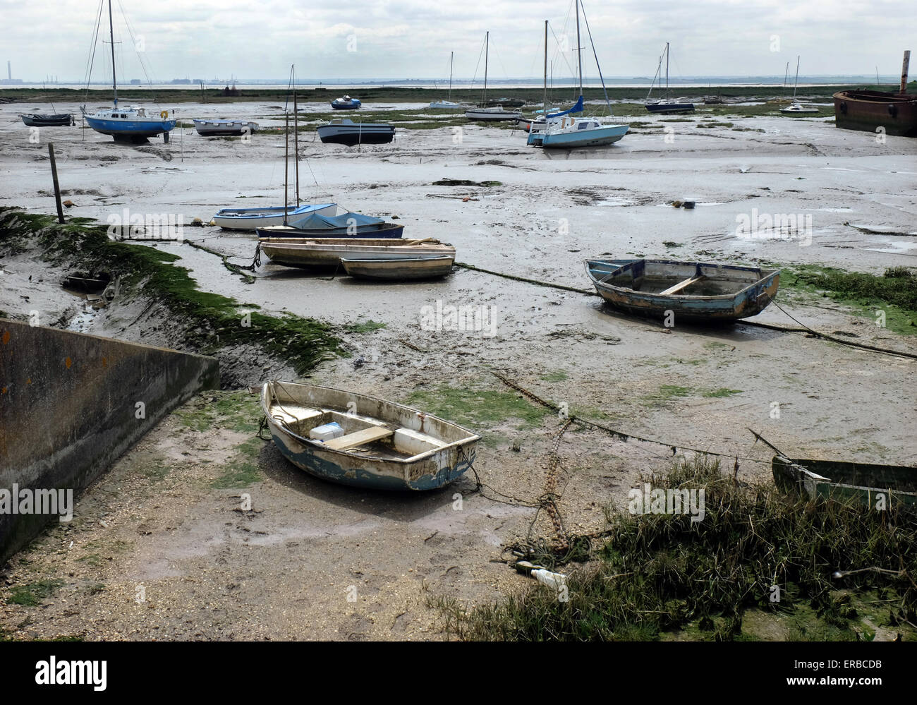 Voiliers avec la marée sur l'estuaire Leigh on Sea Essex UK Banque D'Images