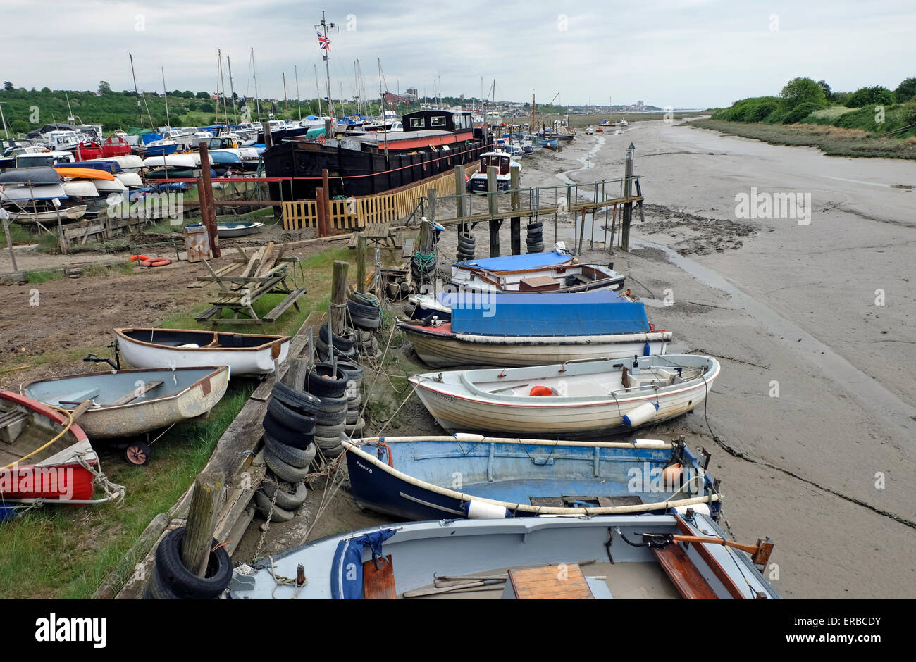 Ancienne péniche et voiliers à Leigh on Sea Essex estuaire UK Banque D'Images
