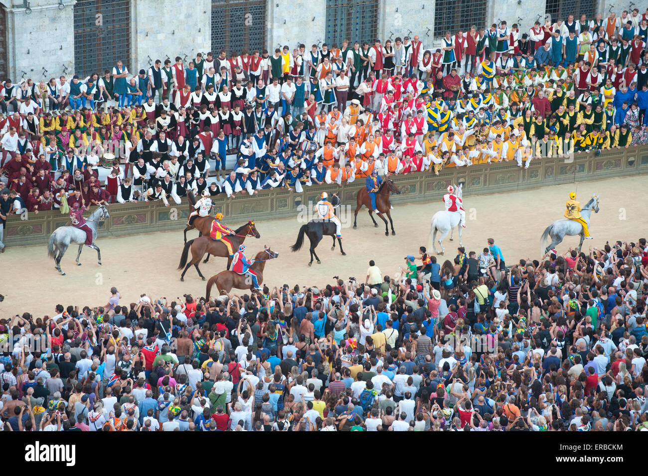 Les chevaux et leurs jockeys défilant devant la Contrade peu de temps avant le début de Il Palio, Sienne, Toscane, Italie Banque D'Images