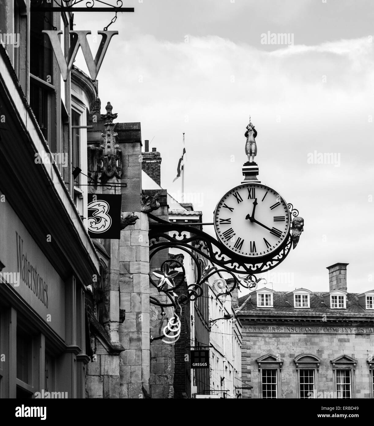 Noir et blanc, St Martin Le Grand réveil de l'Église avec le peu d'amiral et de son sextant, le top. Coney Street, New York. Angleterre, Royaume-Uni Banque D'Images