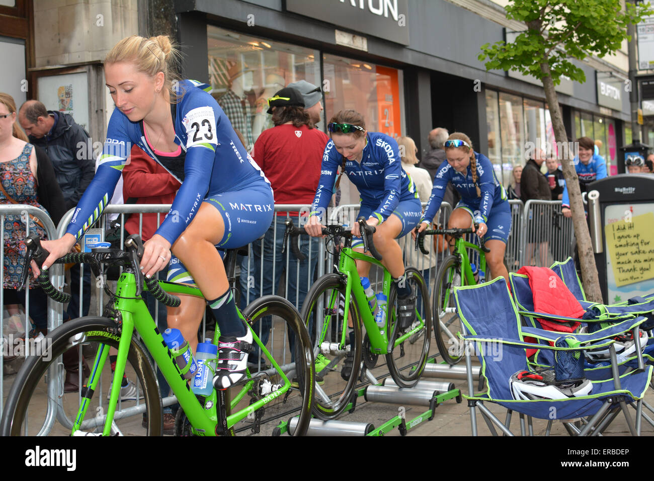 Remise en forme de matrice (L-R Laura Trott, Elinor Barker, Harriet Owen) réchauffer avant la course de lait à Nottingham, Royaume-Uni, le 24 mai 2015 Banque D'Images