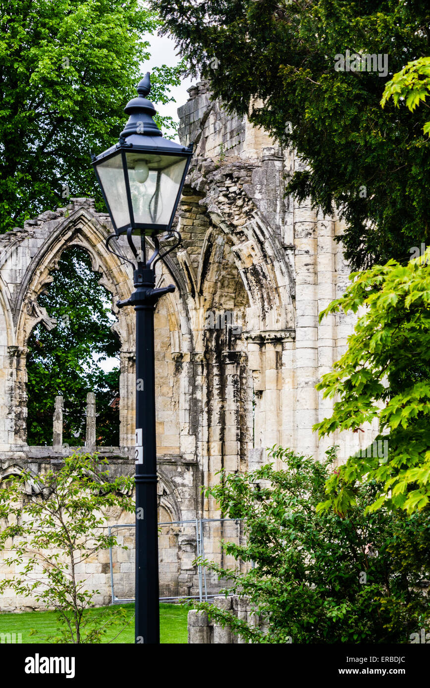 Vestiges de l'abbaye de St Mary's Church. Passage voûté et fenêtre avec lampadaire dans les jardins du musée, de la ville de York, Angleterre, Royaume-Uni. La verticale Banque D'Images