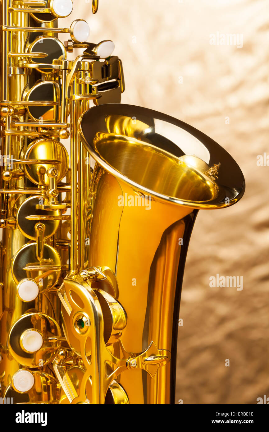 Saxophone alto avec touches sur fond argenté Banque D'Images