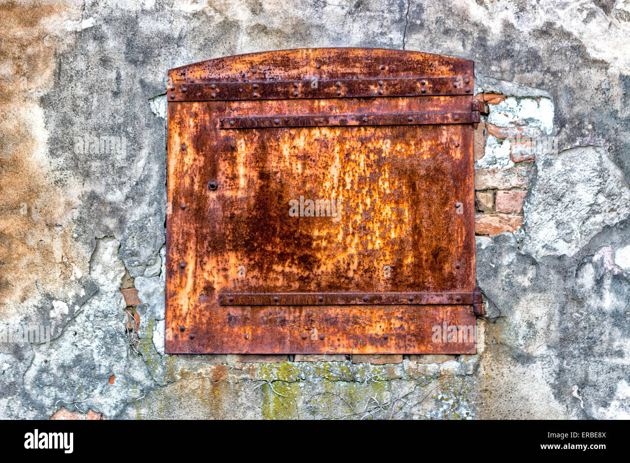 Rusty fenêtre dans mur en ruine d'une ancienne ferme en campagne dans l ...