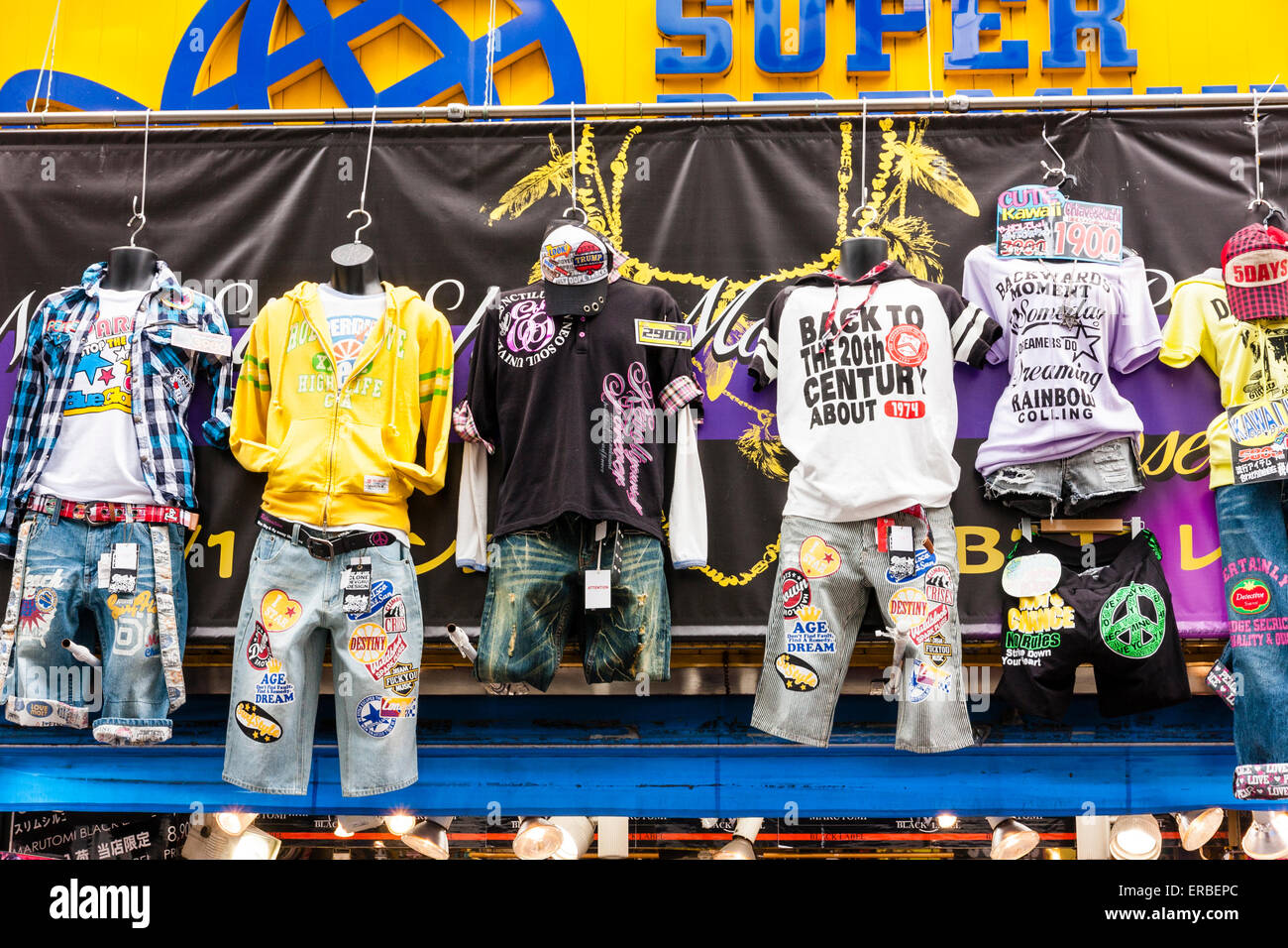 Exposition exterieure de vetements de rue tendance pour adolescents suspendus au dessus de l entree de la boutique. Dotonbori Osaka au japon Photo Stock Alamy