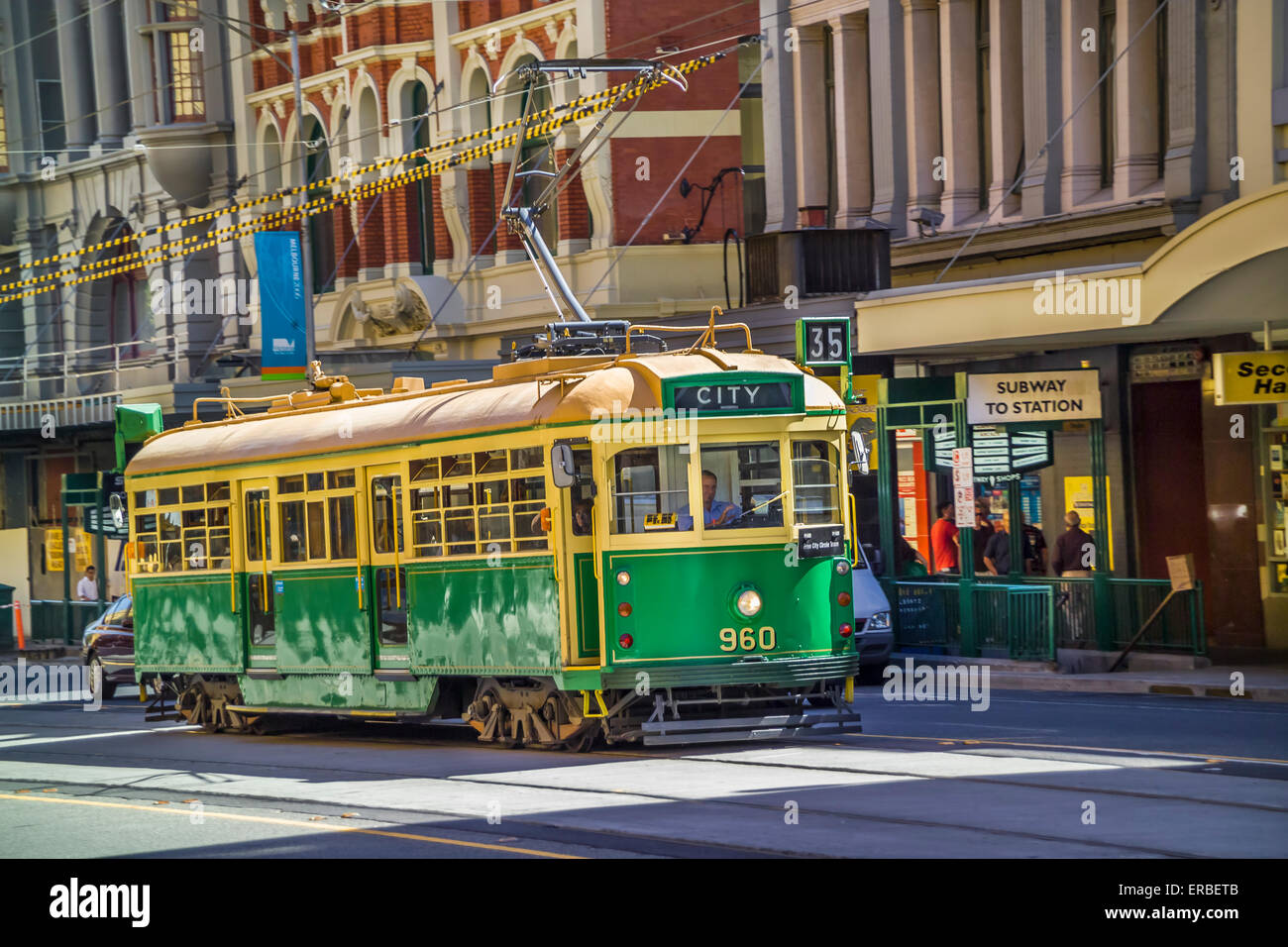 Nombre historique 35 tramway Melbourne vert et crème voyageant le long de Flinders Street, Melbourne, Australie Banque D'Images