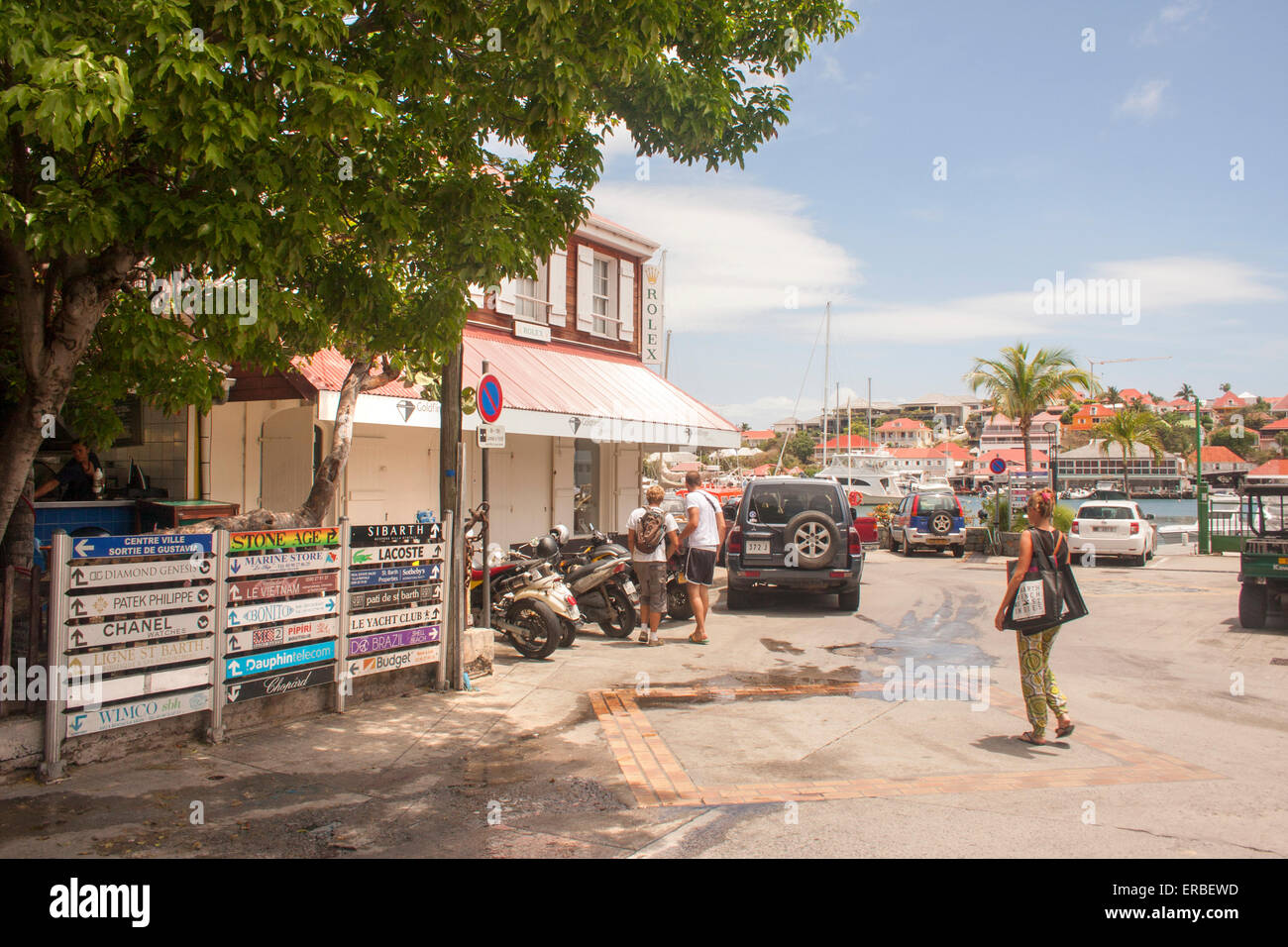 Vie quotidienne à Gustavia, Saint-barth à mesure que les gens se promener le long du front de mer et du port Banque D'Images