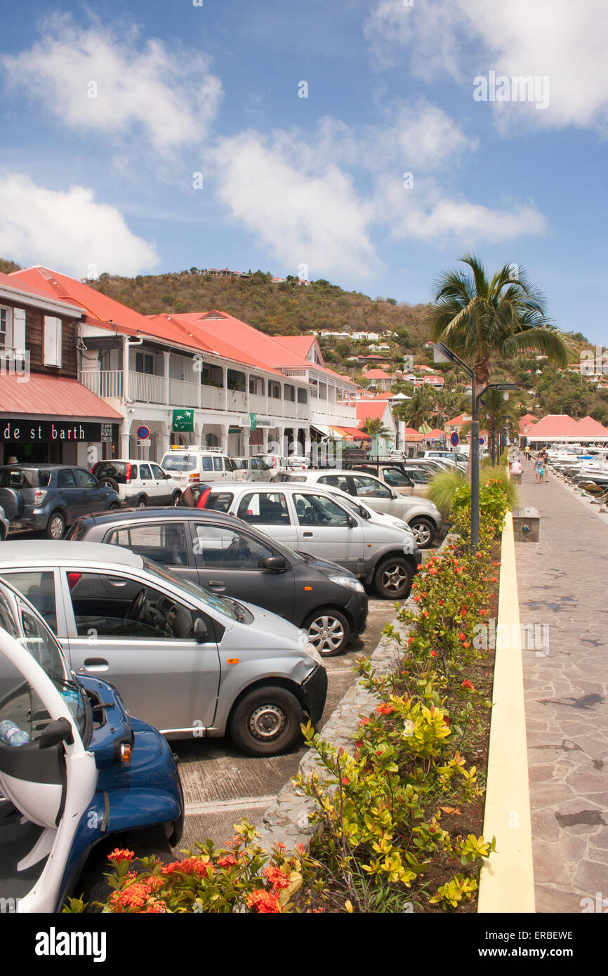 Voitures, magasins, restaurants et la promenade bordant la rue du bord de mer, le long du port de Gustavia, Saint Barth Banque D'Images