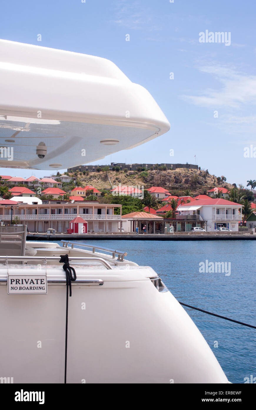 Un yacht de luxe cadres la ville et fort de Gustavia, Saint Barth Banque D'Images