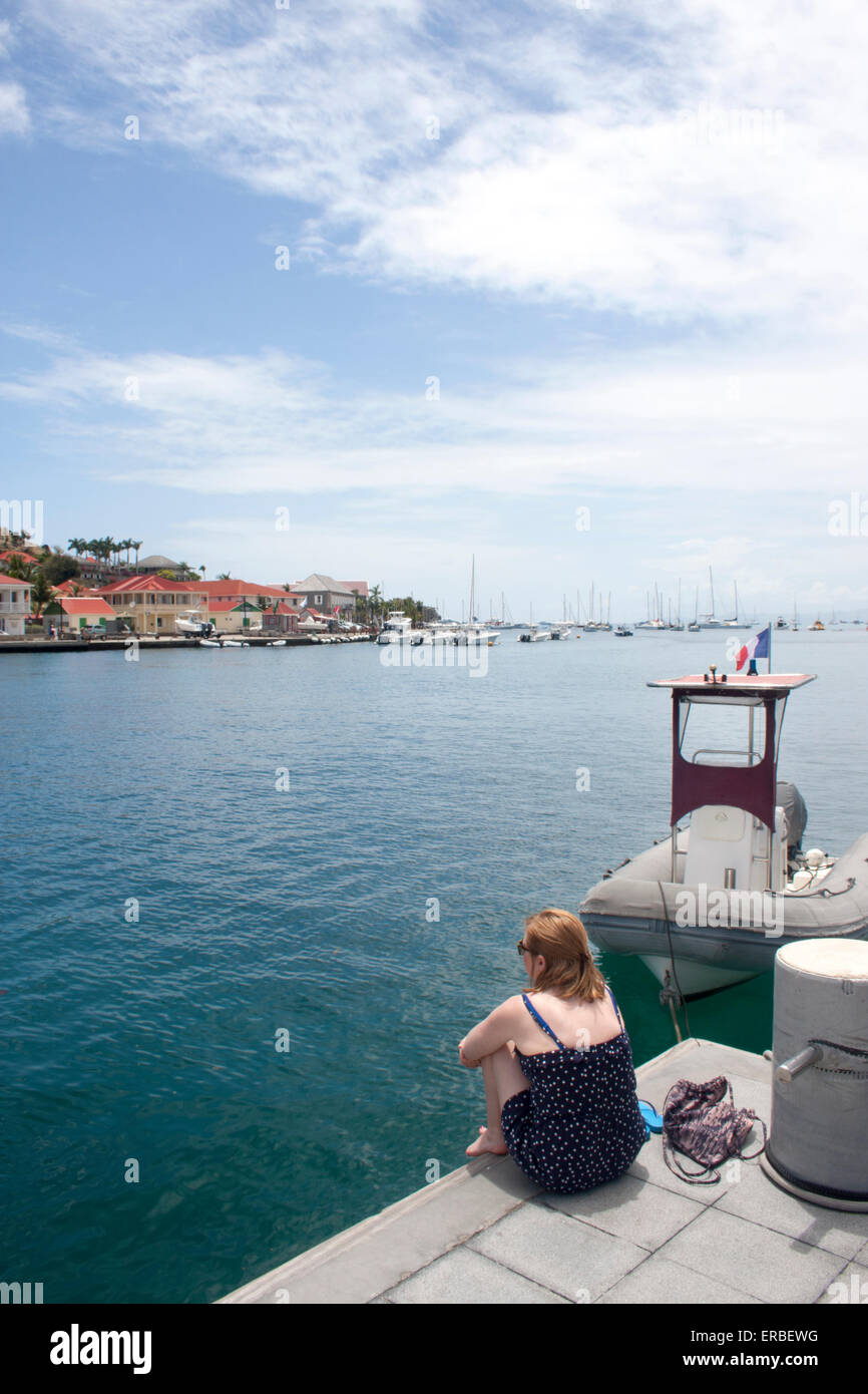 Une jeune femme bénéficie d'une vue sur le port de Gustavia, Saint Barth Banque D'Images