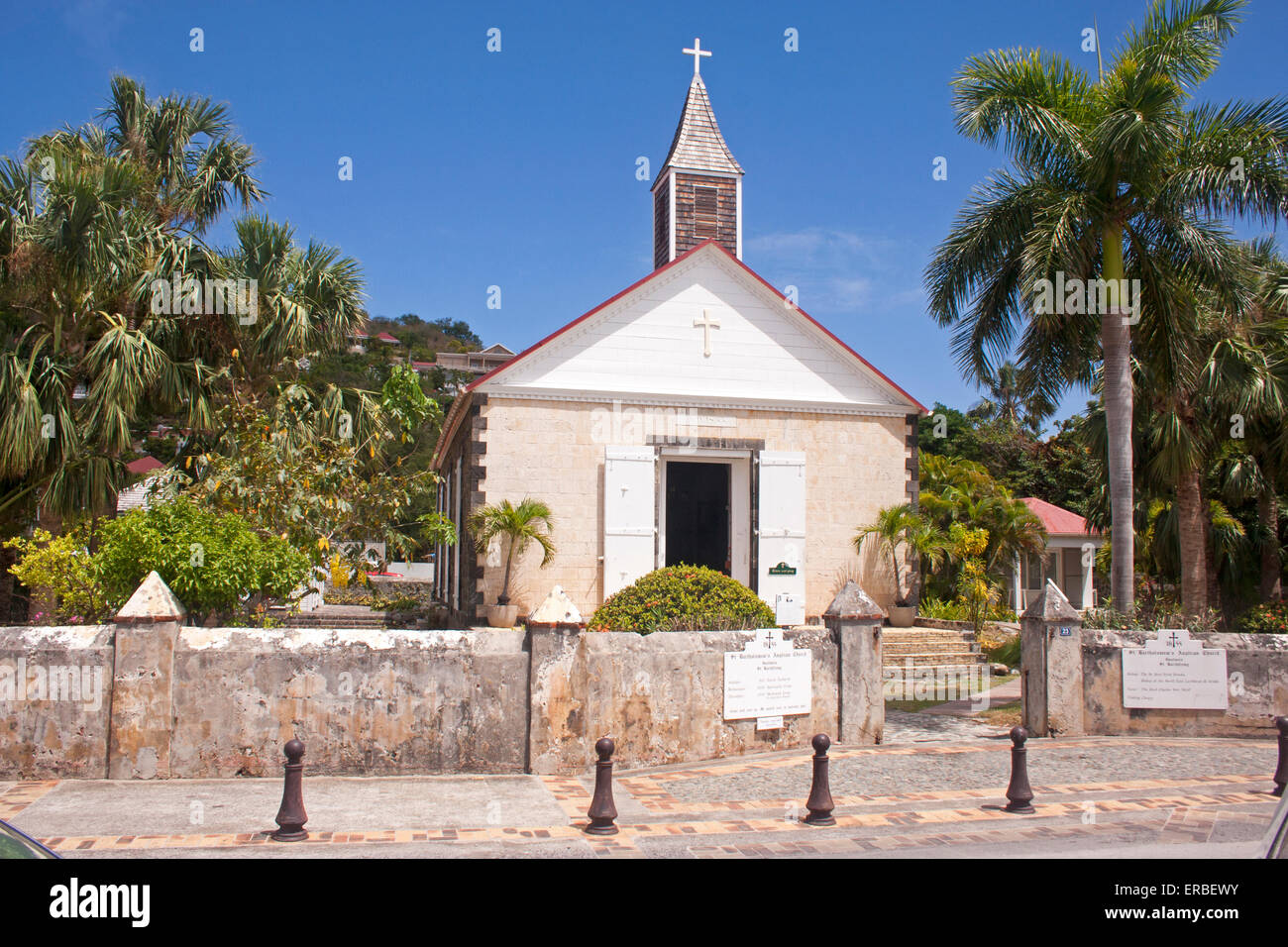 Le pittoresque, tropical Saint-barthélemy's Anglican Church le long de la rue Samuel Fahlberg à Gustavia, Saint-Barth Banque D'Images