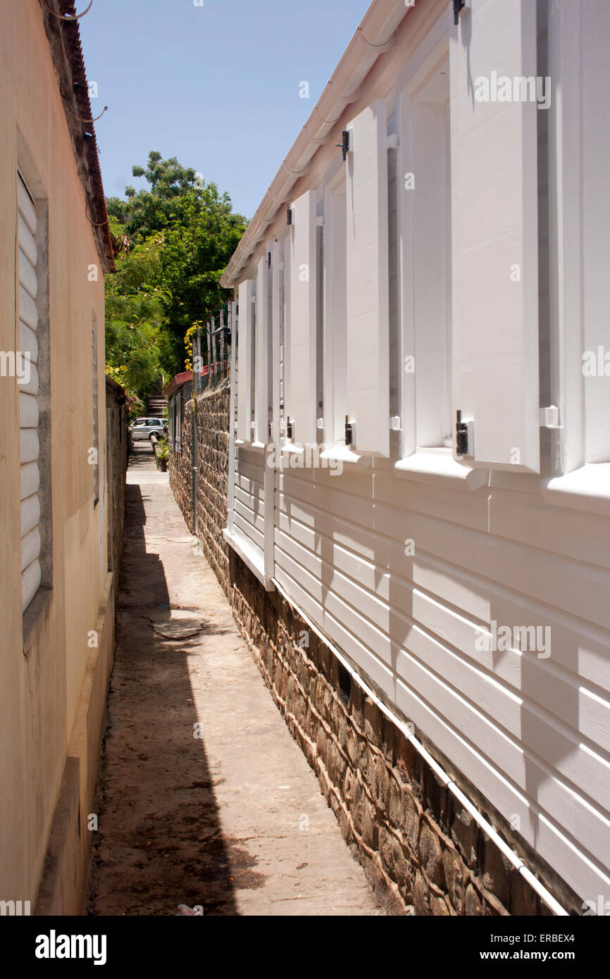 Une ruelle étroite entre les bâtiments et les rues de Gustavia, Saint Barth Banque D'Images
