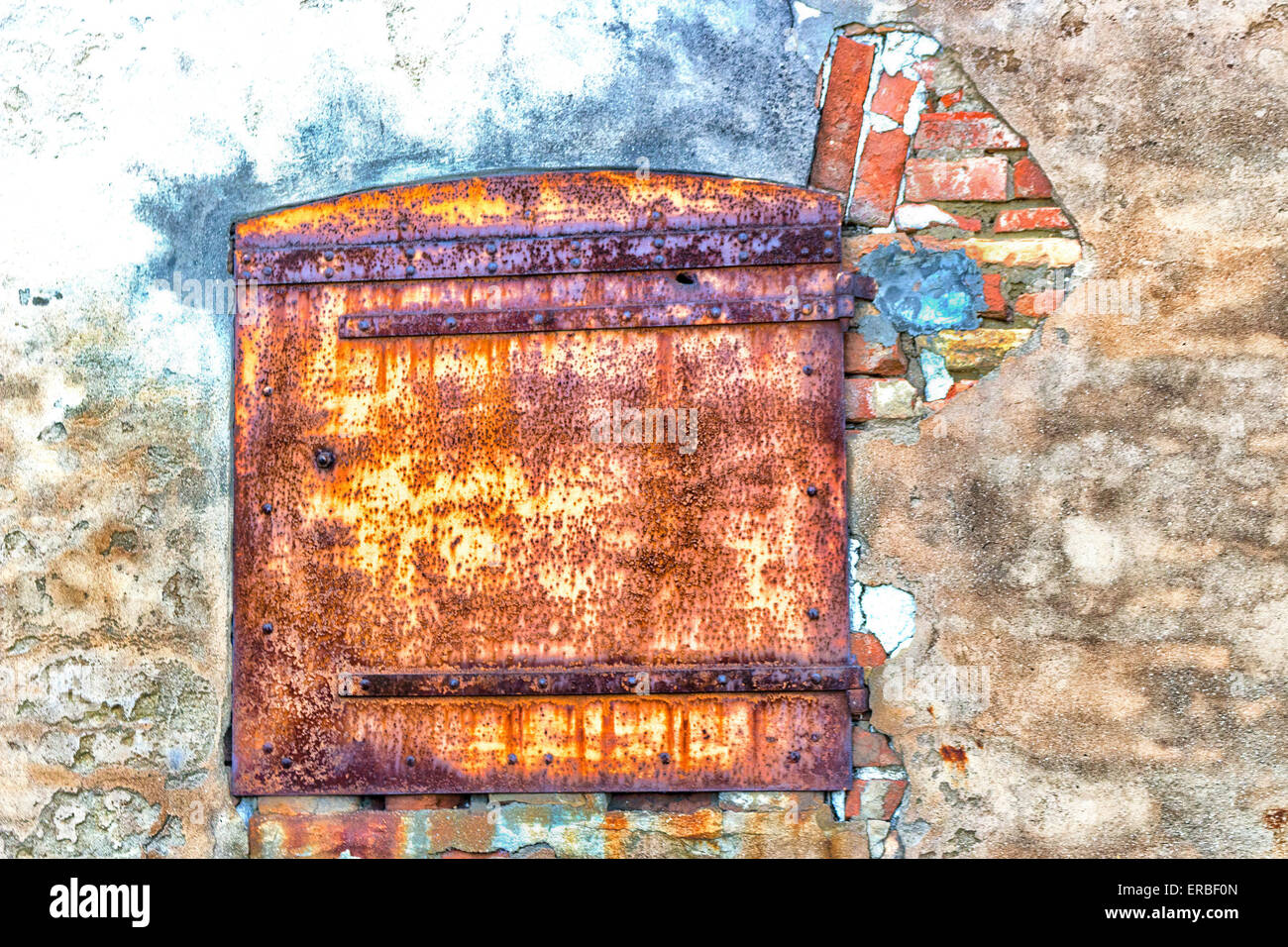 Rusty fenêtre dans mur en ruine d'une ancienne ferme en campagne dans l ...