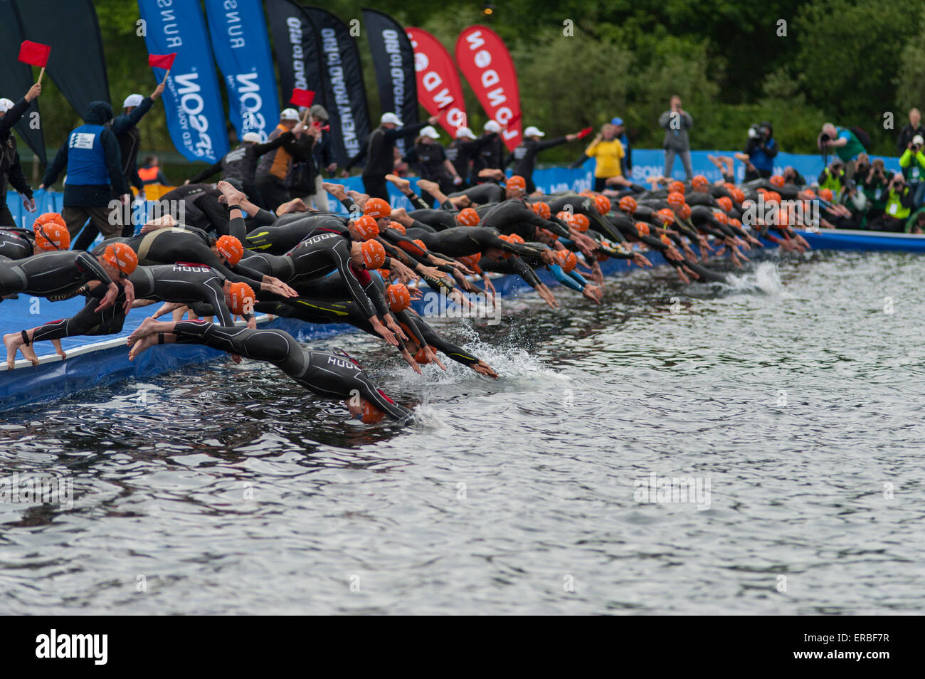 Hyde Park, London, UK. 31 mai, 2015. Une partie de l'UIT Série mondiale de triathlon, l'élite hommes comprend un 750m de natation dans la Serpentine, 20km du parcours vélo plus de 4 tours et d'un 5 km de course sur 2 tours sur le même lieu que les Jeux Olympiques de Londres en 2012 l'événement de triathlon. Le nager commence depuis le ponton. Credit : Malcolm Park editorial/Alamy Live News Banque D'Images