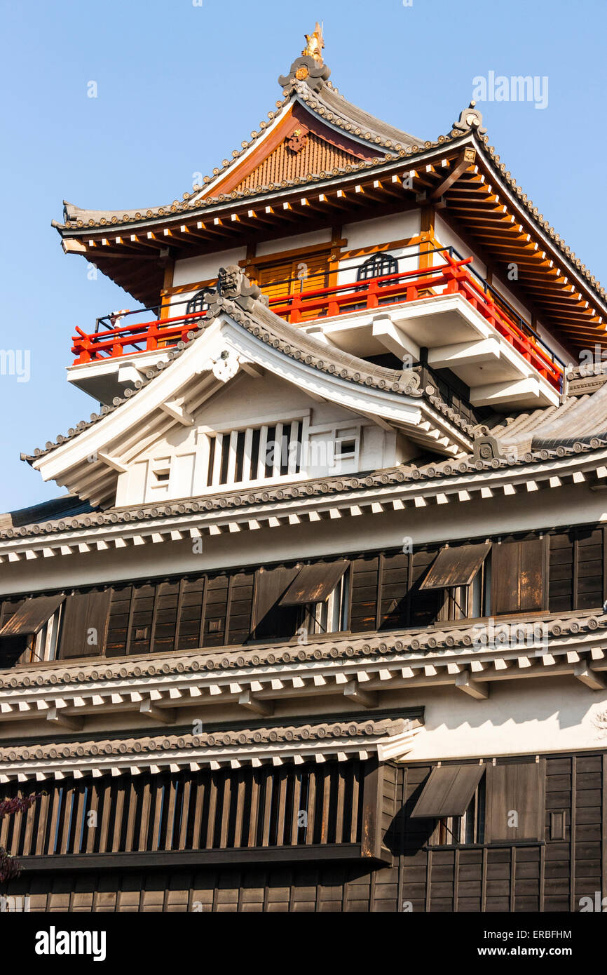 Donjon de style Borogata du château de Kiyosu à Nagoya. Reconstruit et déplacé de son site d'origine, tourné pendant l'heure d'or contre un ciel bleu. Banque D'Images