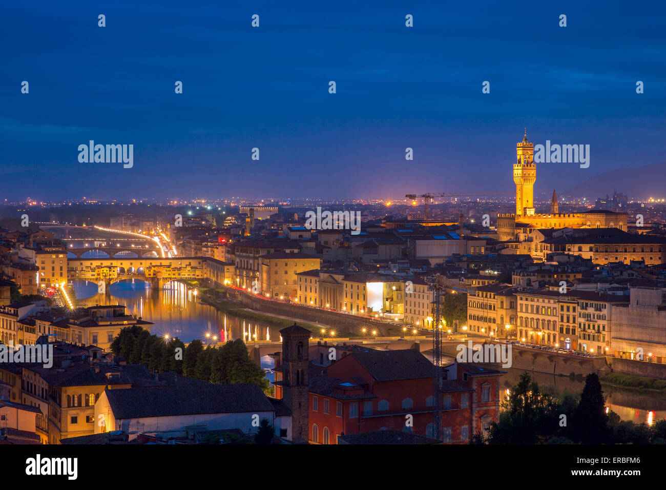 Le Ponte Vecchio et le Palazzo Vecchio, Florence, Italie Banque D'Images