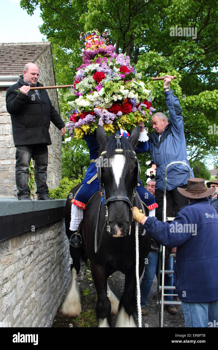 Une coiffe de fleurs est placé sur le roi Garland pour célébrer le Jour de la pomme de chêne dans Castleton, Peak District, Derbyshire, Royaume-Uni Banque D'Images