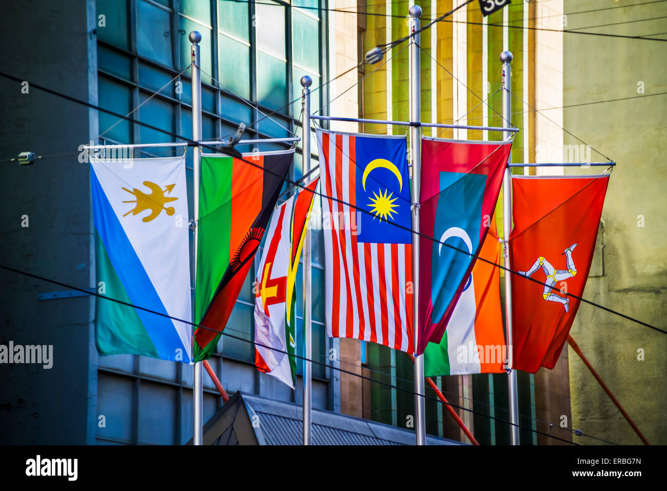 Drapeaux colorés du monde, des Nations drapeaux suspendus dans Bourke Street, Melbourne, Australie Banque D'Images