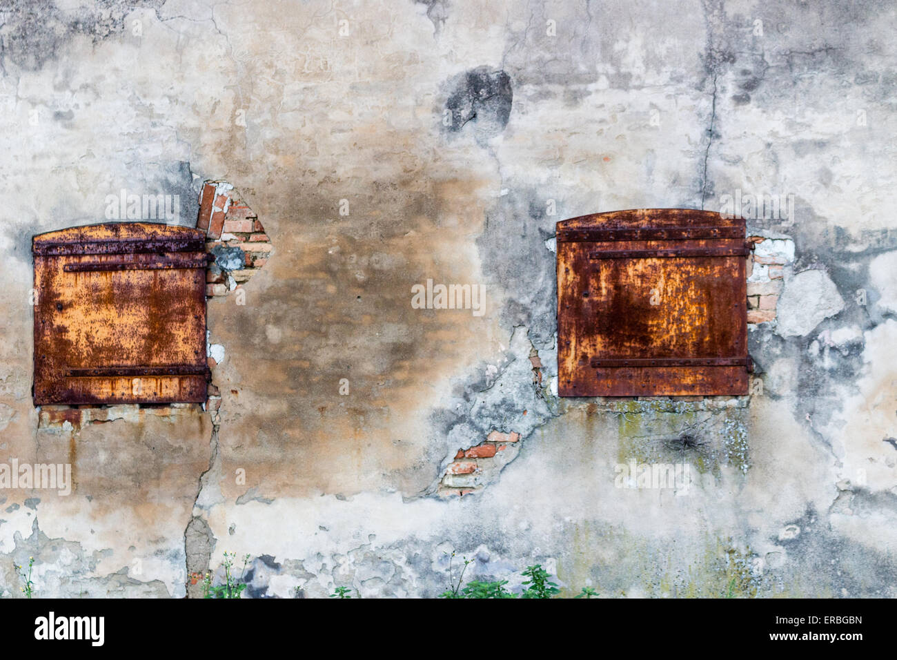 Rusty windows dans mur en ruine d'une ancienne ferme en campagne dans l ...