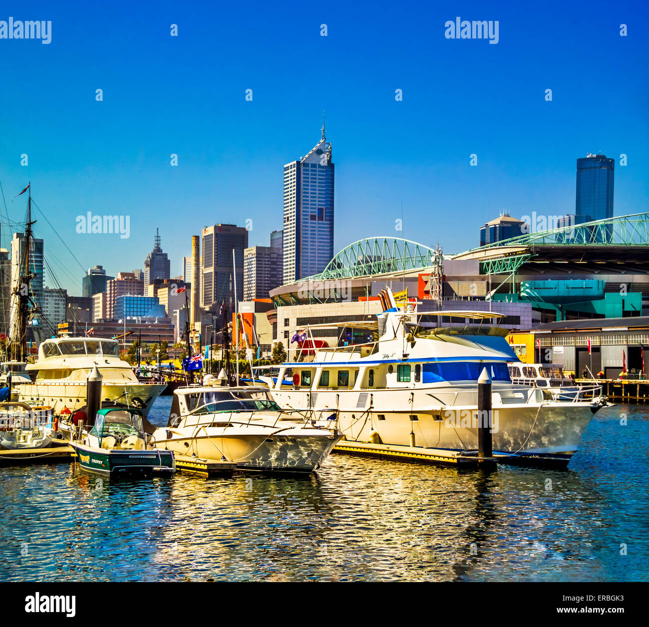 Yachts et bateaux colorés au Docklands waterfront marina, à l'égard de la ville de Melbourne en Australie Banque D'Images