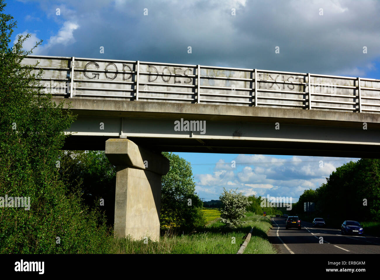 Graffiti sur un pont près de Market Harborough, Leicestershire qui à l'origine lire "Dieu n'existe pas" mais a été modifiée pour dire le contraire. Banque D'Images
