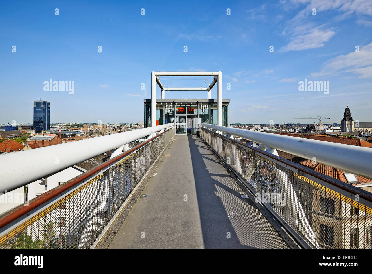 Bruxelles, Belgique - 27 MAI 2015 : un homme marche sur l'ascenseur panoramique Ascenseur des Marolles. Il relie la Place Poelaert wit Banque D'Images