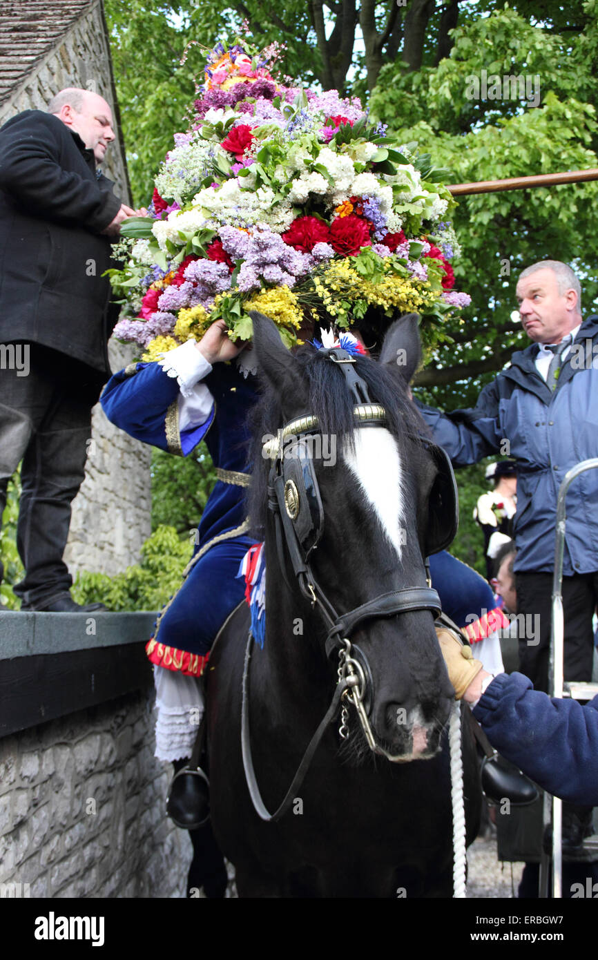 Une coiffe de fleurs est placé sur le roi Garland pour célébrer le Jour de la pomme de chêne dans Castleton, Peak District, Derbyshire, Royaume-Uni Banque D'Images