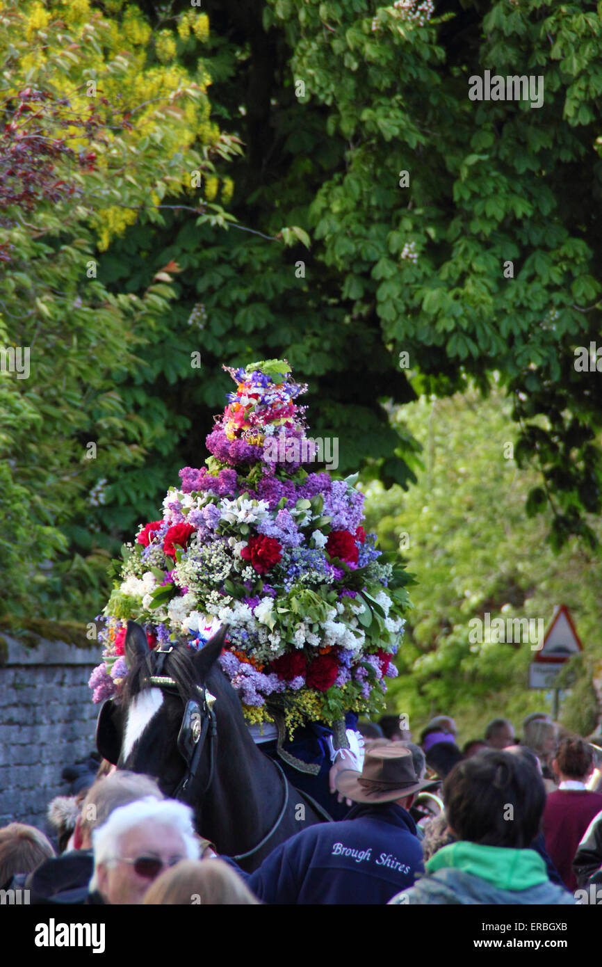 Portant une coiffe de fleurs, le processus grâce à Castleton Roi Garland dans le Peak District pour célébrer le Jour de la pomme de chêne UK Banque D'Images