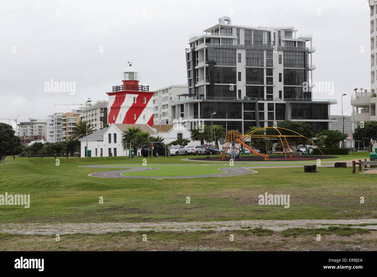 Mouille Point phare sur la côte atlantique du Cap, avec une aire de jeux pour enfants à l'avant-plan Banque D'Images