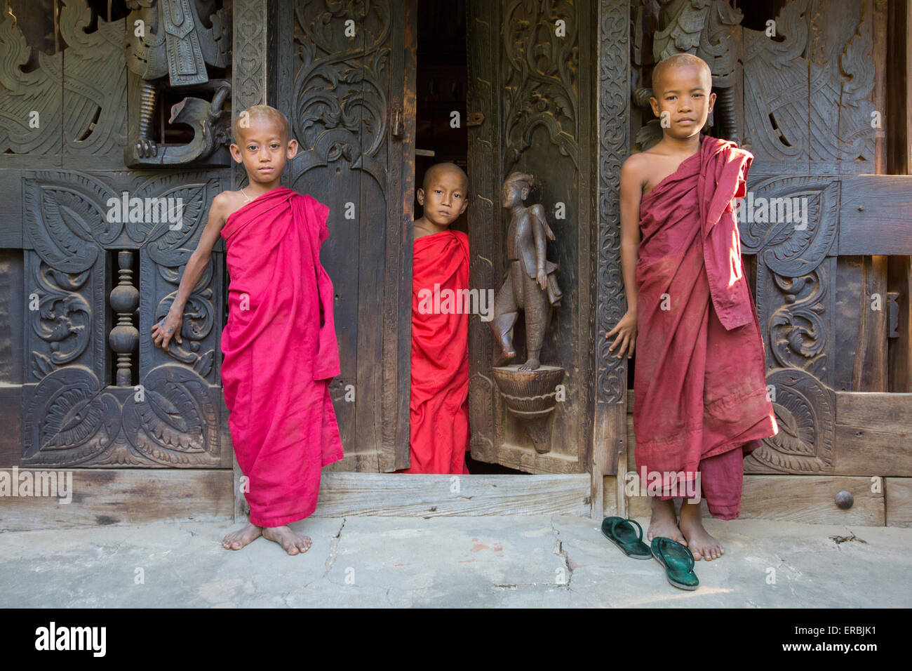 Les moines novices au monastère, Bagan Myanmar Salay Banque D'Images