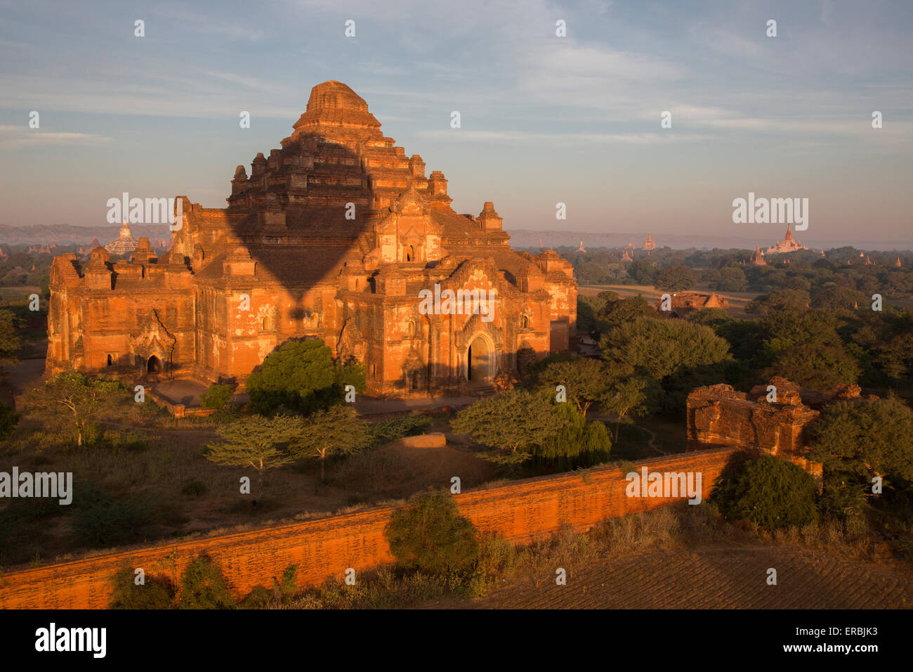 Dhamma Yan Gyi Temple avec ombre montgolfière au lever du soleil, Bagan Myanmar Banque D'Images