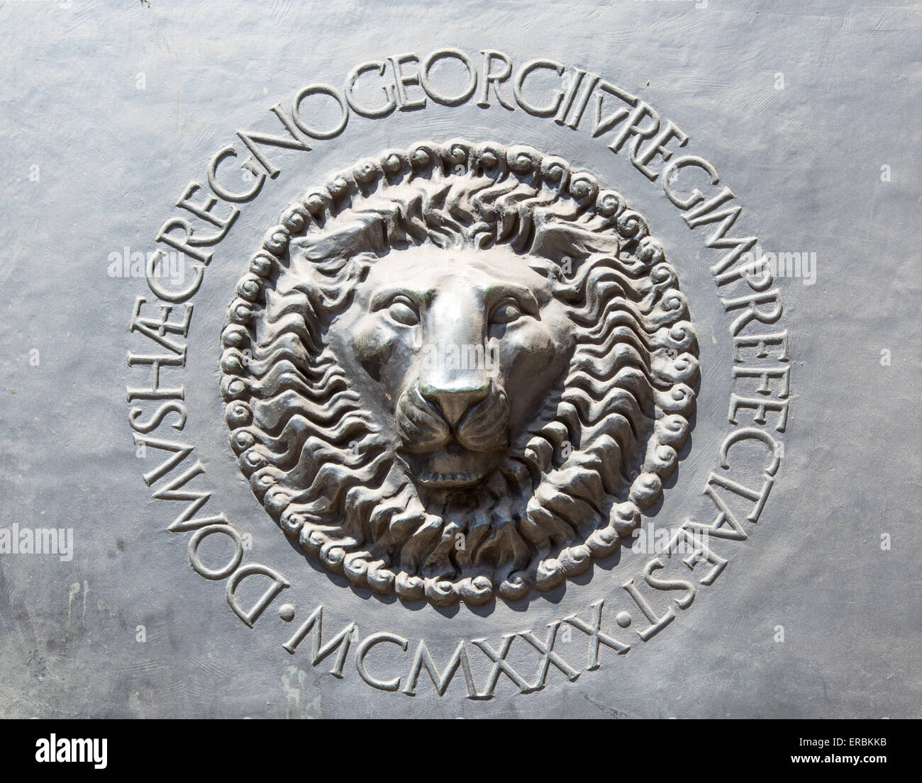 Crest sur la porte de la Banque d'Angleterre, Threadneedle Street, London EC2. Banque D'Images