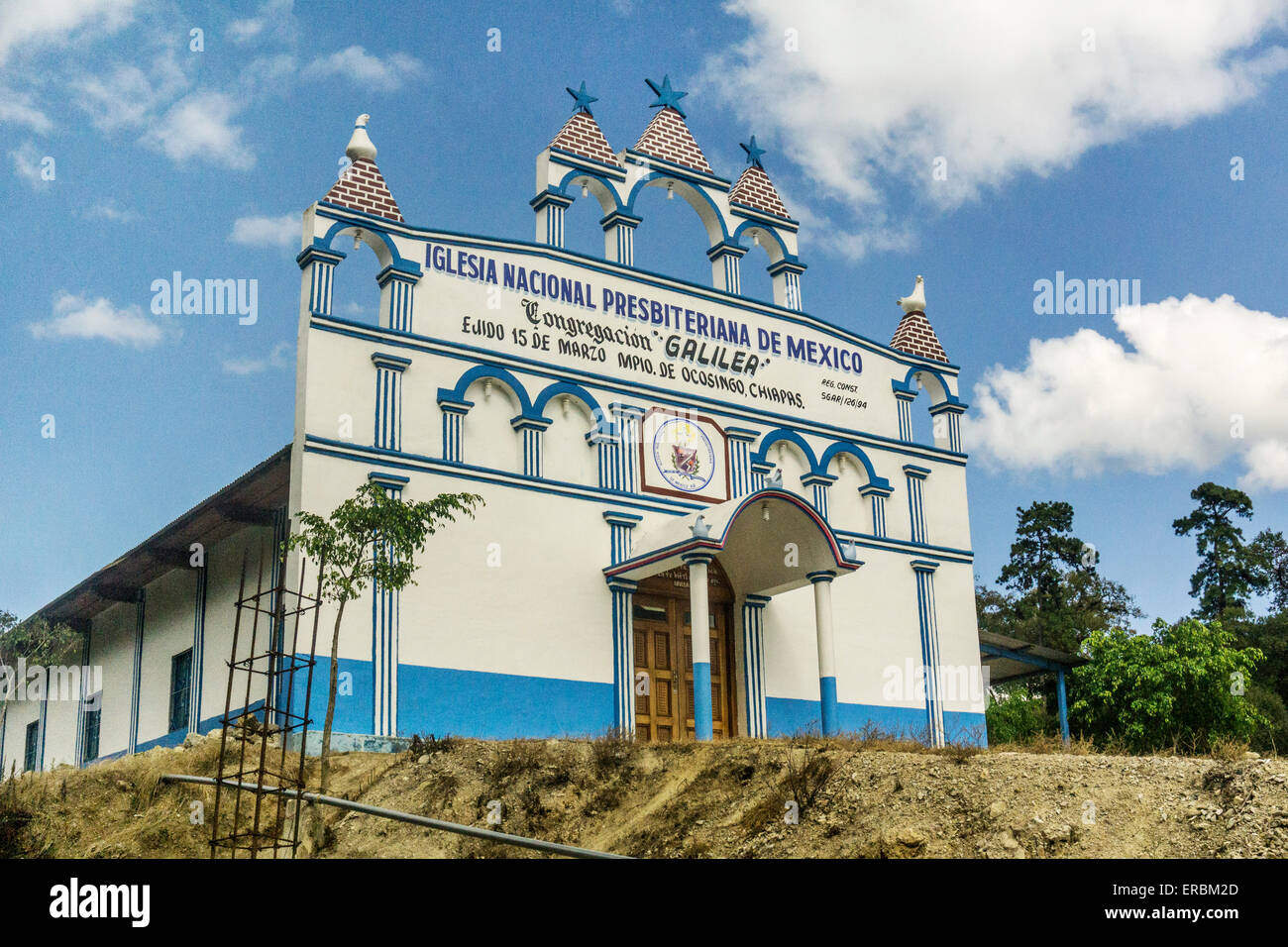 Bleu et blanc de l'Église presbytérienne nationale du Mexique près d'Ocosingo avec fausse façade couronnée d'énormes 2 Colombes & 3 blue stars Banque D'Images