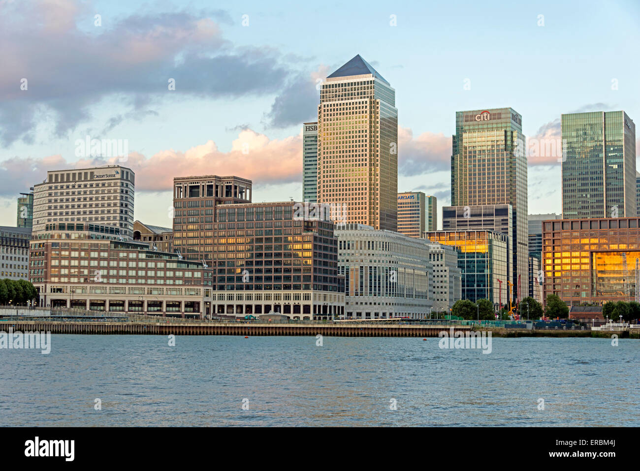 Vue sur Canary Wharf à partir de l'autre côté de la rivière Thames, London, UK Banque D'Images