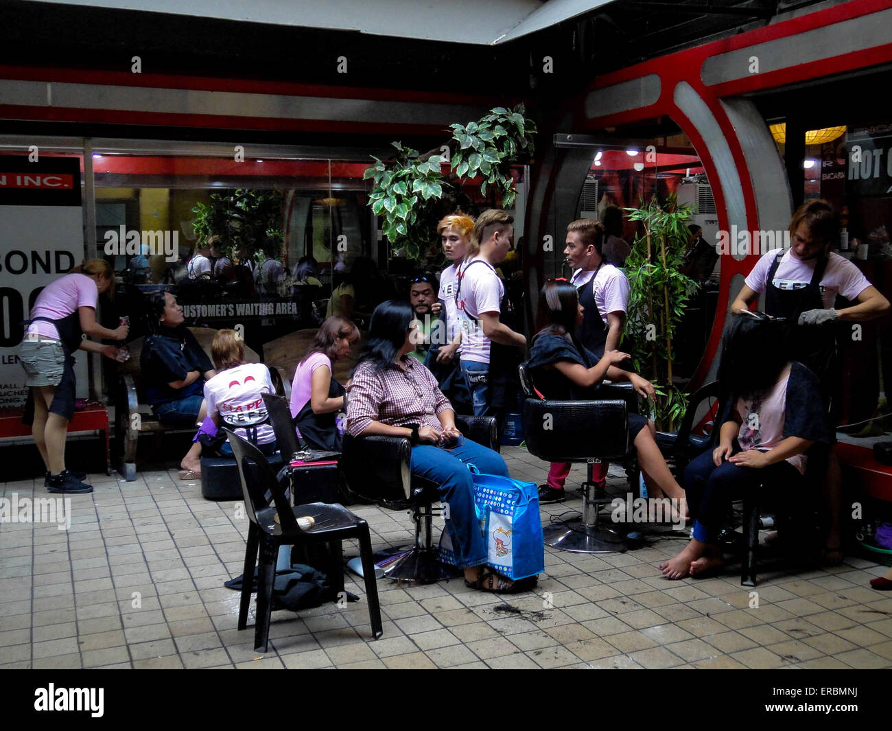 Manille, Philippines. 31 mai, 2015. Hairstylists assister à leurs clients en dehors d'un salon de beauté à Quiapo. © Richard James Mendoza/Pacific Press/Alamy Live News Banque D'Images