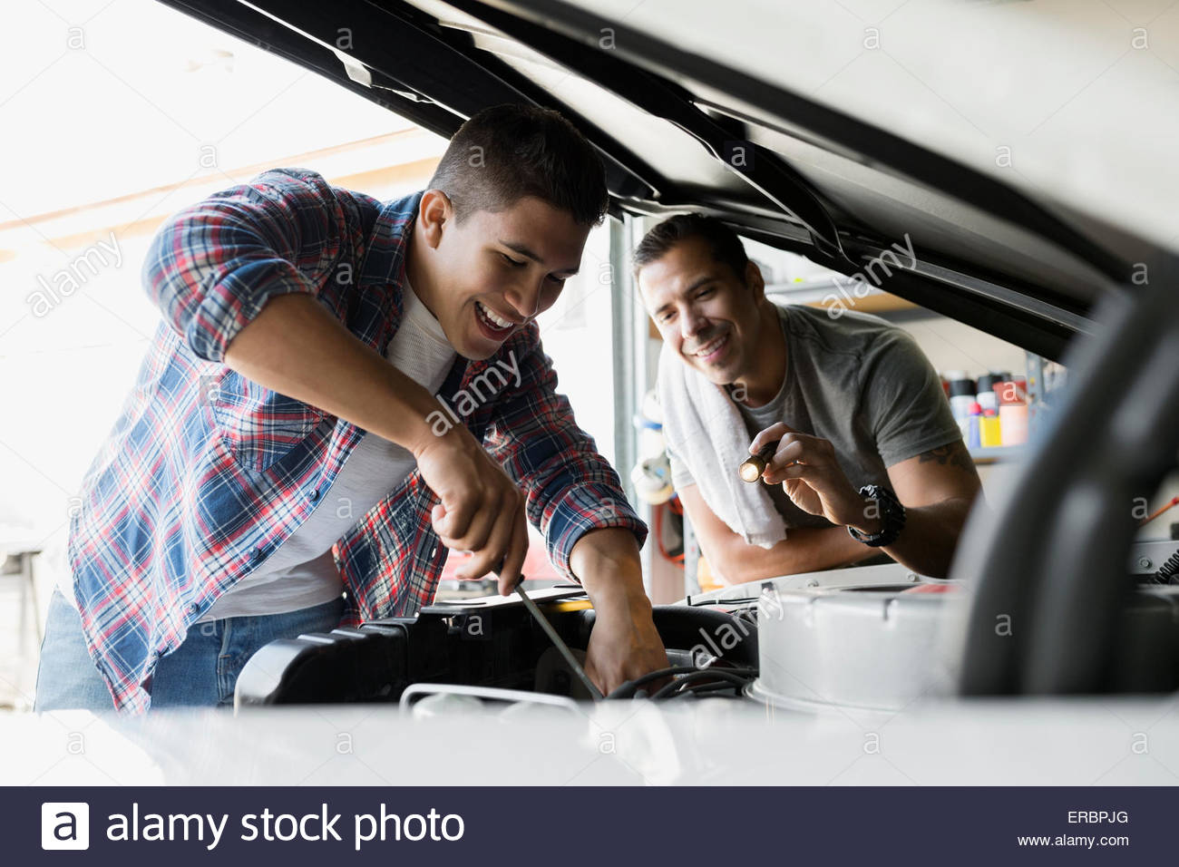 Père et fils la restauration de voiture ancienne garage moteur Banque D'Images