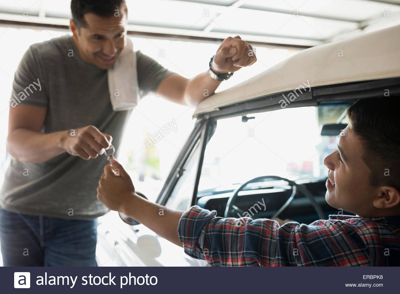 Машина для папы. This is my fathers car. Папа с сыном за рулем. This is my fathers car. Отец и сын подросток картинки.