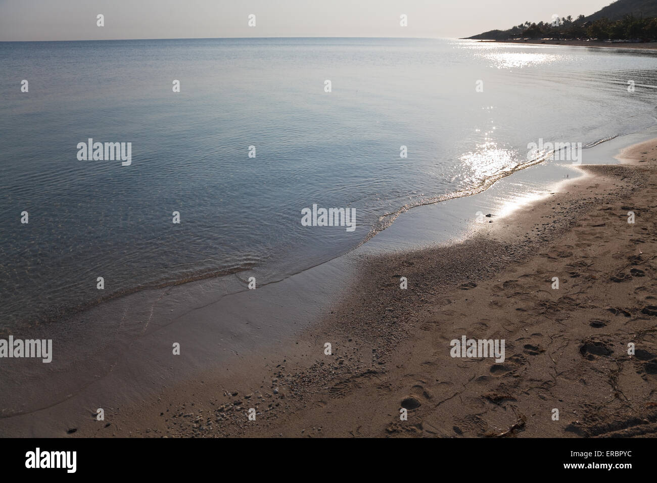 Mer des Caraïbes paisible et chaleureuse touche le rivage Banque D'Images