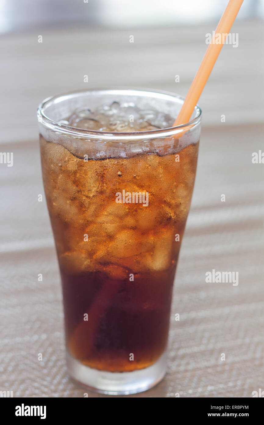 Un verre de coca avec de la glace, stock photo Banque D'Images