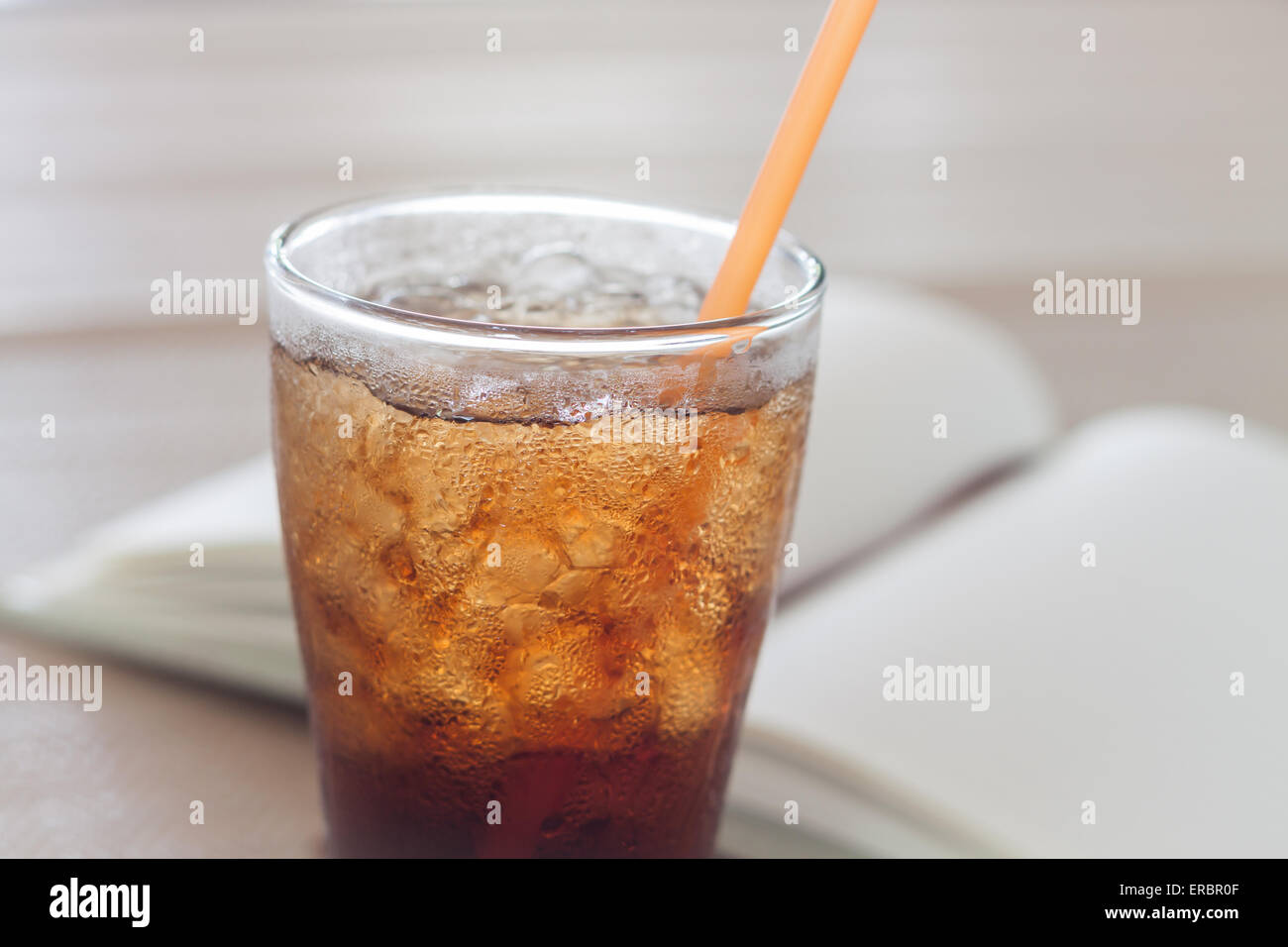 Un verre de coca avec de la glace, stock photo Banque D'Images