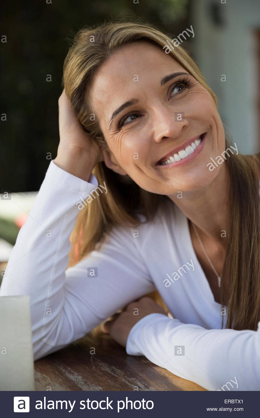 Close up portrait of smiling blonde woman looking up Banque D'Images