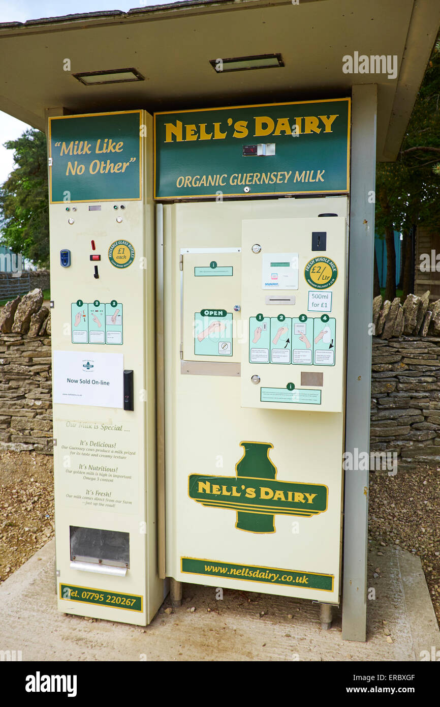 Nell's Dairy Lait Lait biologique distributeur automatique automatique Cotswold Farm Park Farm Bemborough Kineton UK Banque D'Images