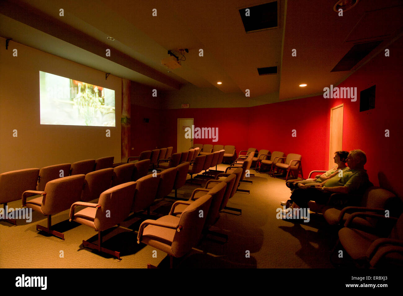 Les touristes à regarder un film sur l'industrie du sucre à l'Australian Museum de l'industrie du sucre, Mourilyan far north Queensland Banque D'Images